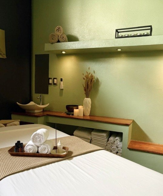 Serene Spa Treatment Room with Essential Oils and Towels – Holis Wellness Center Manuel Antonio Costa Rica