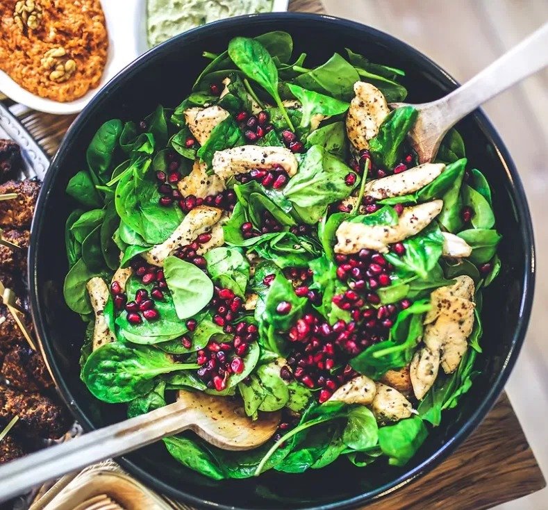 Spinach Salad with Pomegranate and Grilled Chicken – Fresh Smoothie Cafe