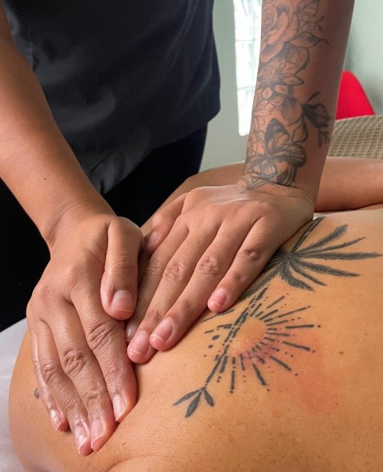 Therapist Performing Deep Tissue Massage Treatment – Holis Wellness Center Manuel Antonio Costa Rica